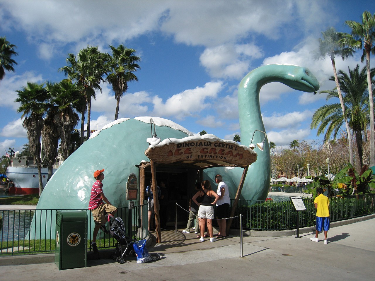 Vacation 2007-12 - Beaches Disney Hotels 0787.jpg - On the 2007-08 Florida vacation we visited beaches from Fort Myers to Sanibel Island sampling local food along the way. Green water and white sugar beaches! Arriving at Disney World we visited several of the theme resorts.